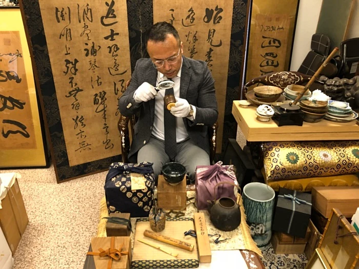 広島買取 茶道具 鑑定中
